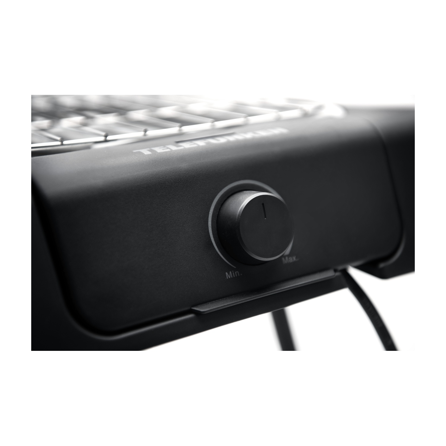 Pannello di controllo della griglia nero con quadrante e testo, primo piano.