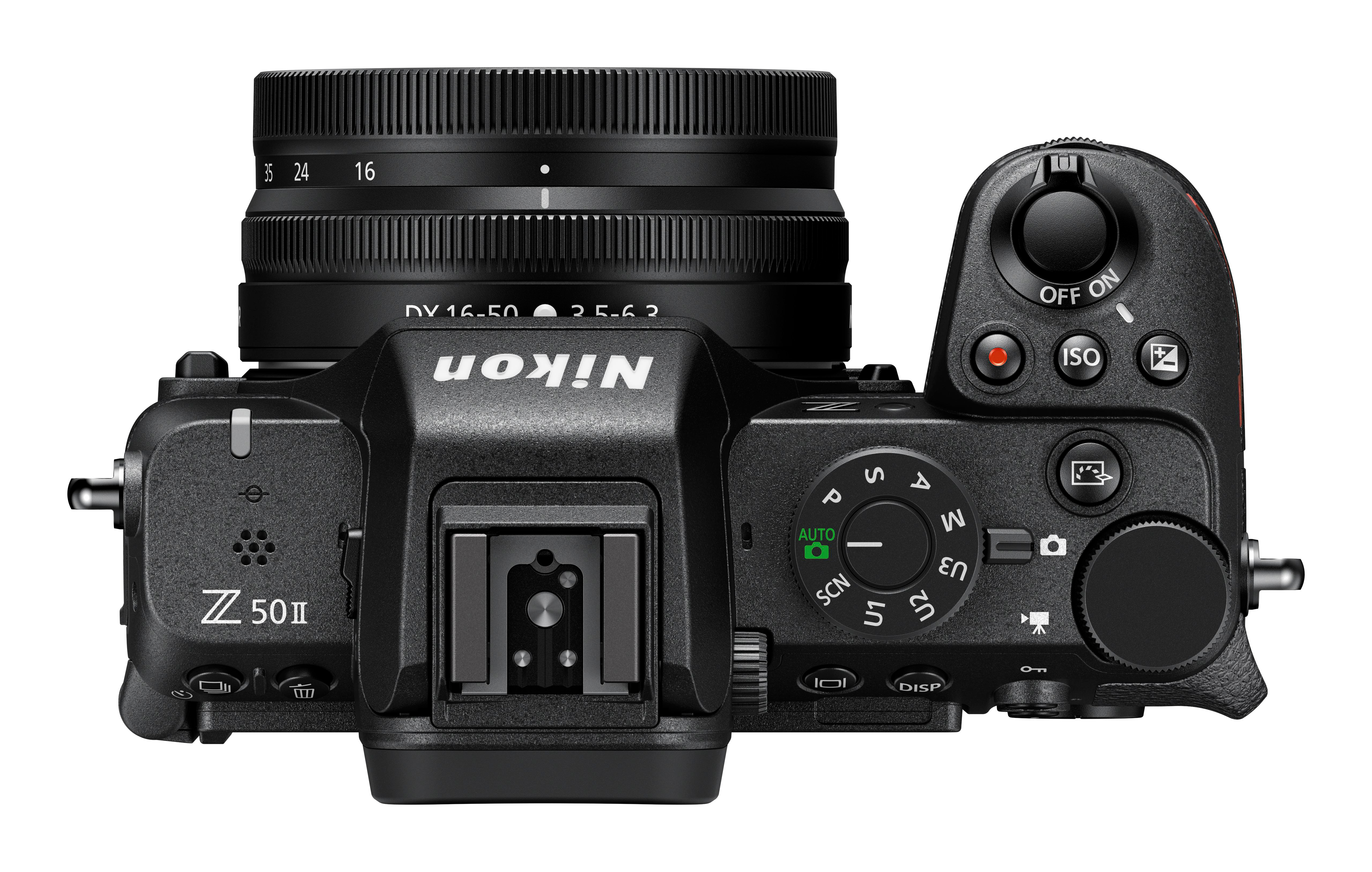 Schwarze Nikon Kamera mit Objektiv.