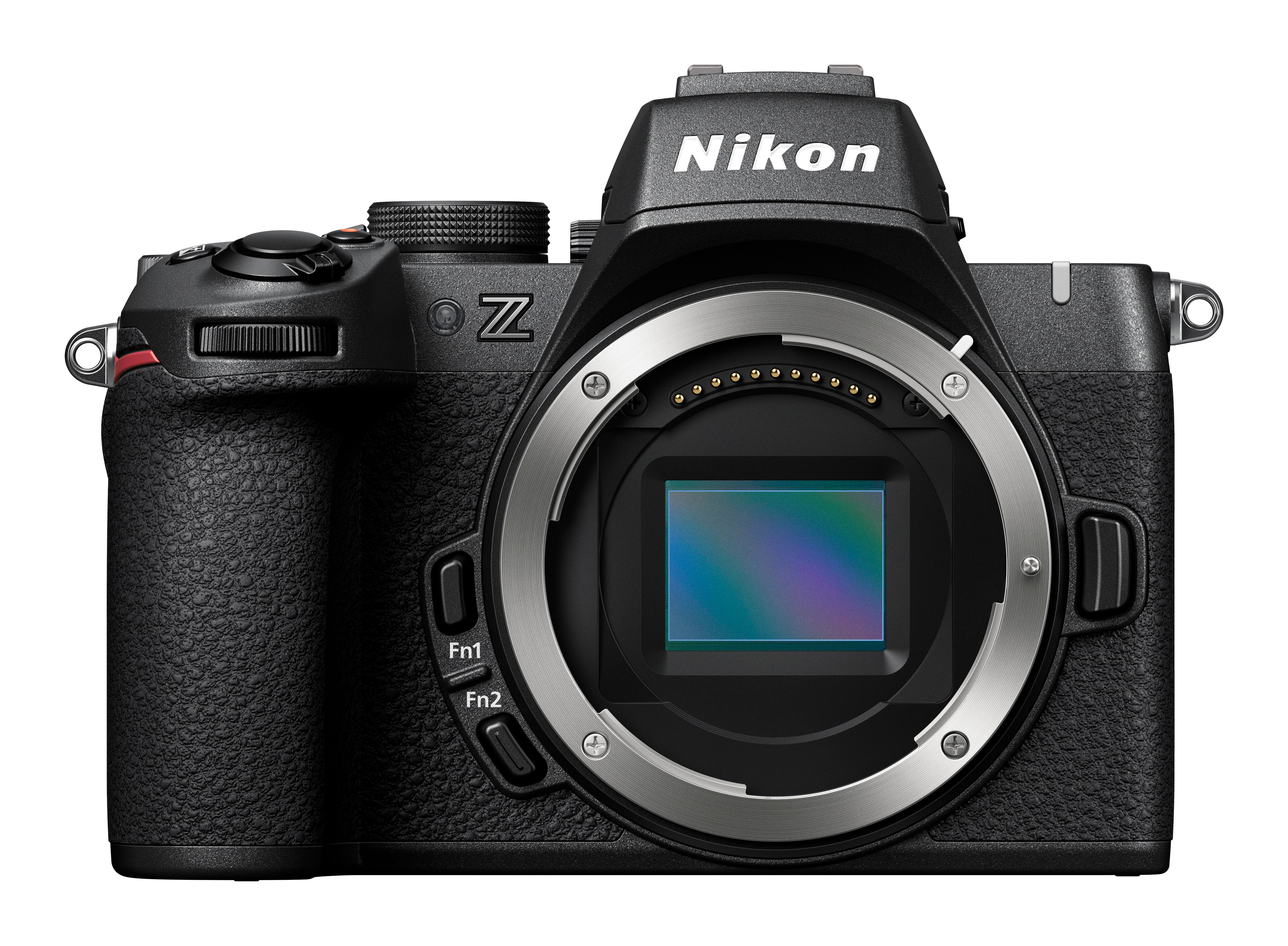 Vorderansicht der schwarzen Nikon Z Kamera, mit offenem Objektiv.