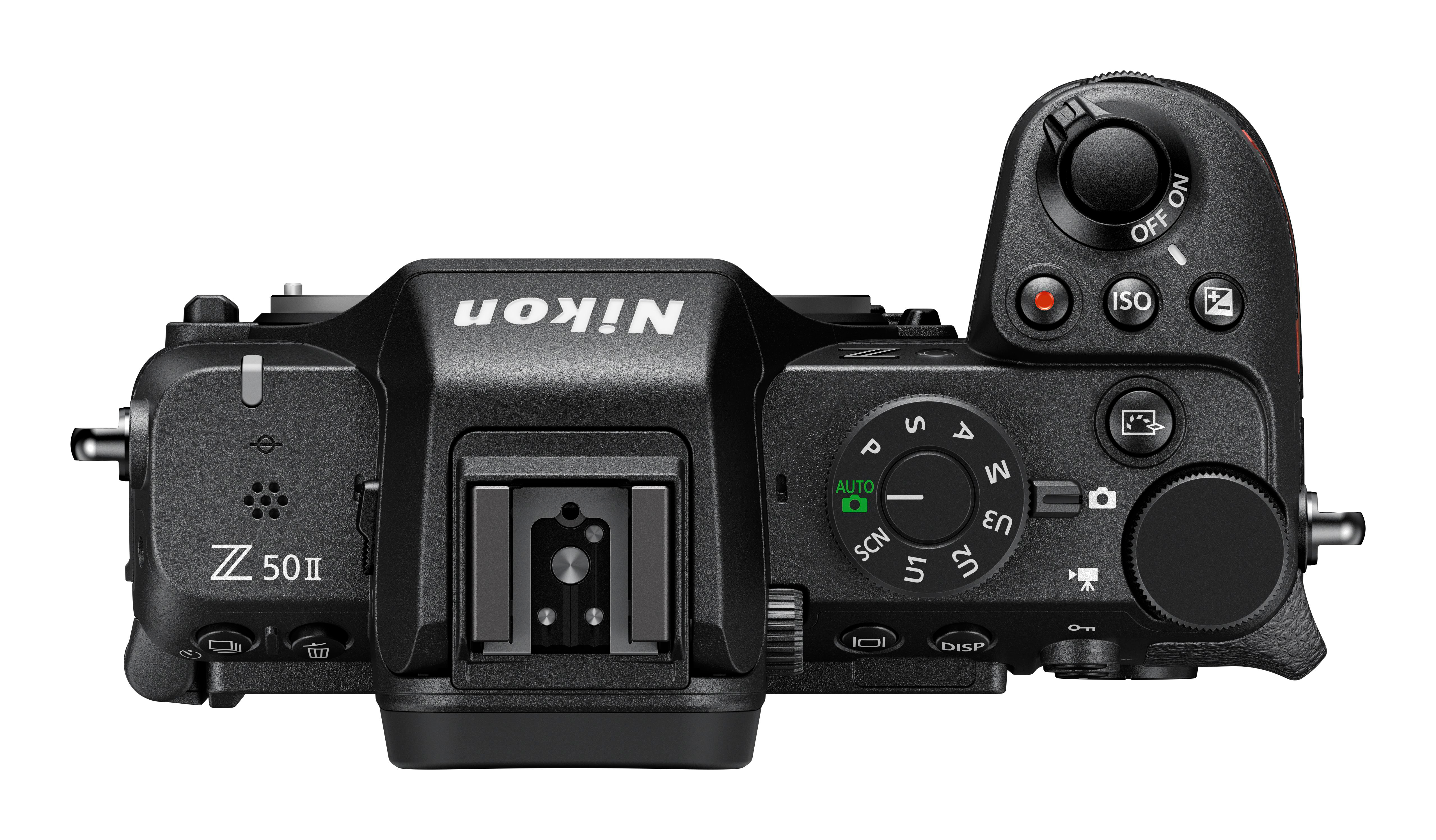 Schwarze Kameraoberseite. Nikon-Logo ist sichtbar. Mehrere Knöpfe und ein Rad befinden sich oben.