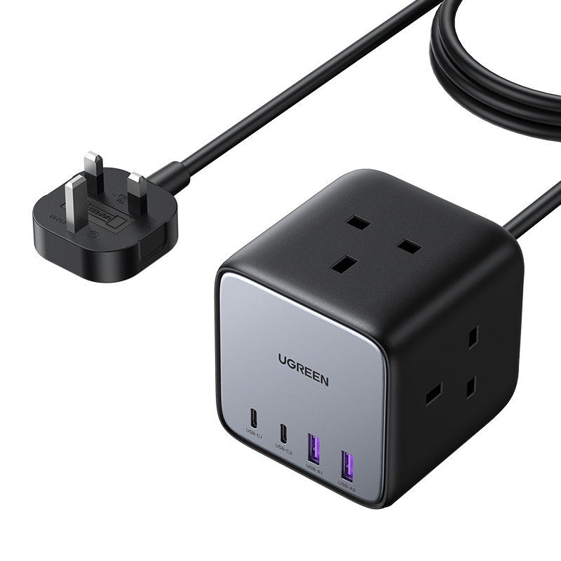 Eine schwarze Steckdosenleiste mit mehreren Steckdosen und USB-Anschlüssen.