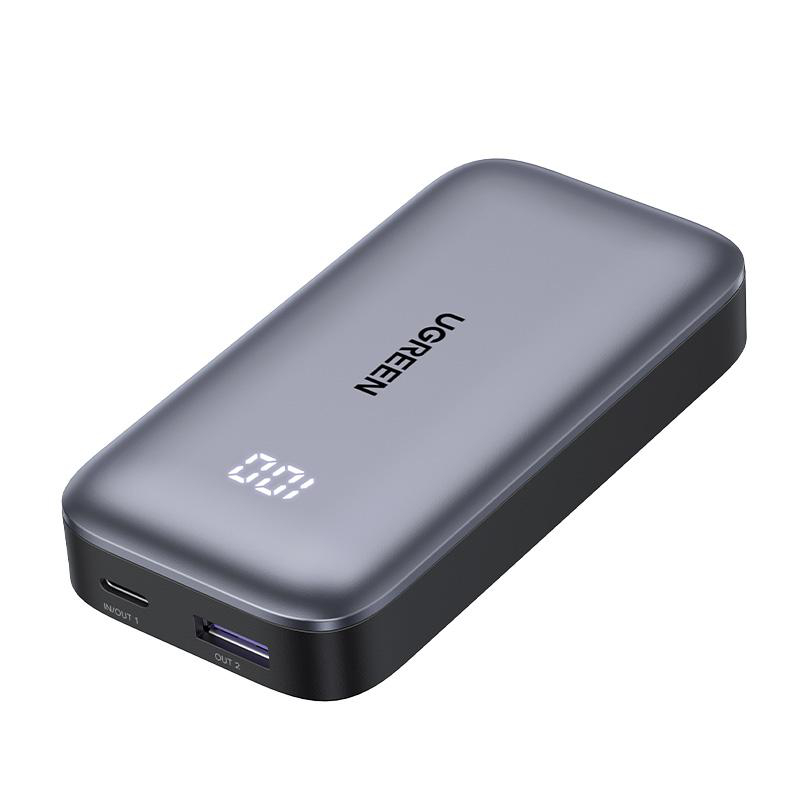Eine graue UGREEN Powerbank. Sie zeigt eine Digitalanzeige und zwei USB-Anschlüsse, mit einem schwarzen Rand.