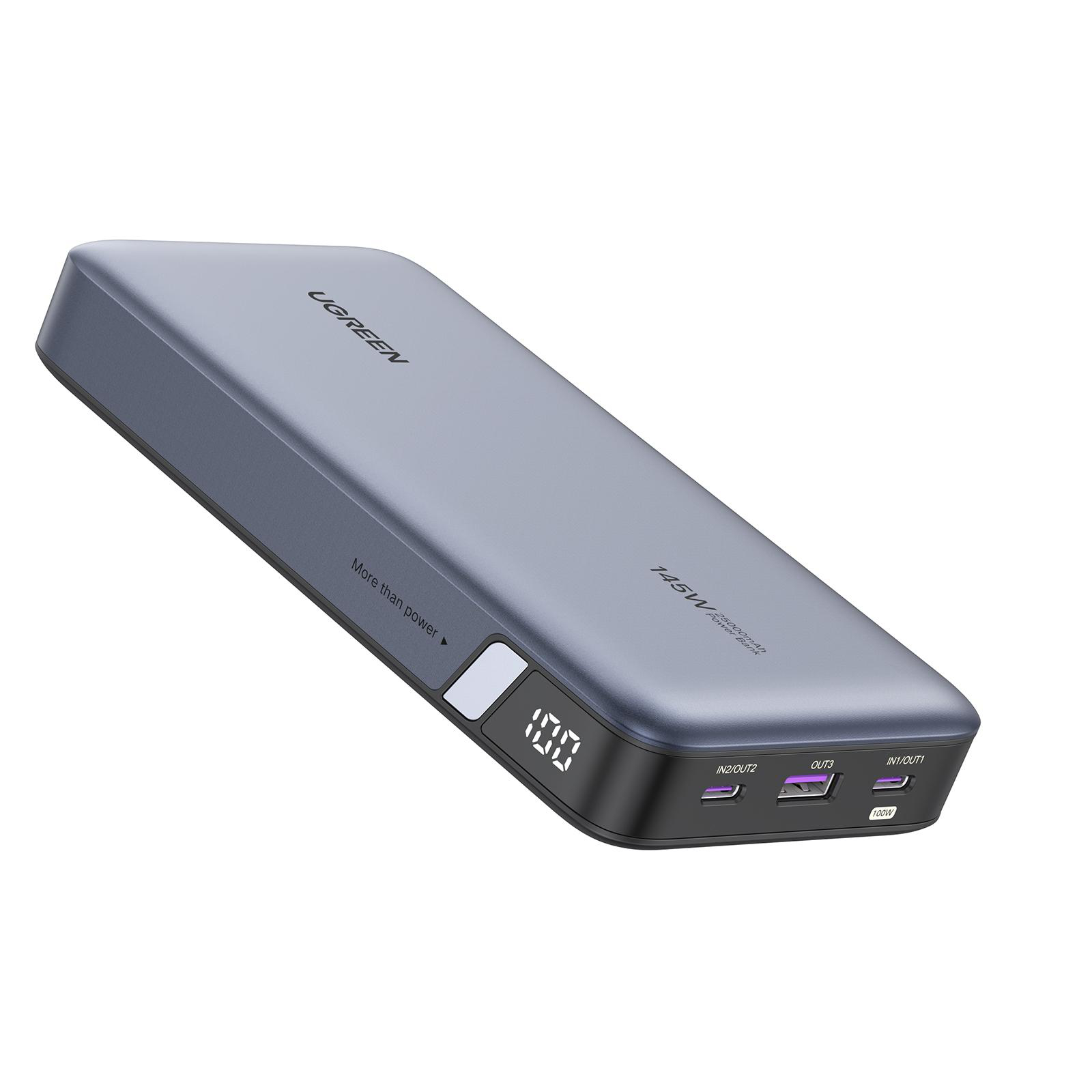 Eine graue UGREEN Powerbank mit Digitalanzeige, die 100 anzeigt. Sie hat mehrere Anschlüsse und schwarze Akzente.