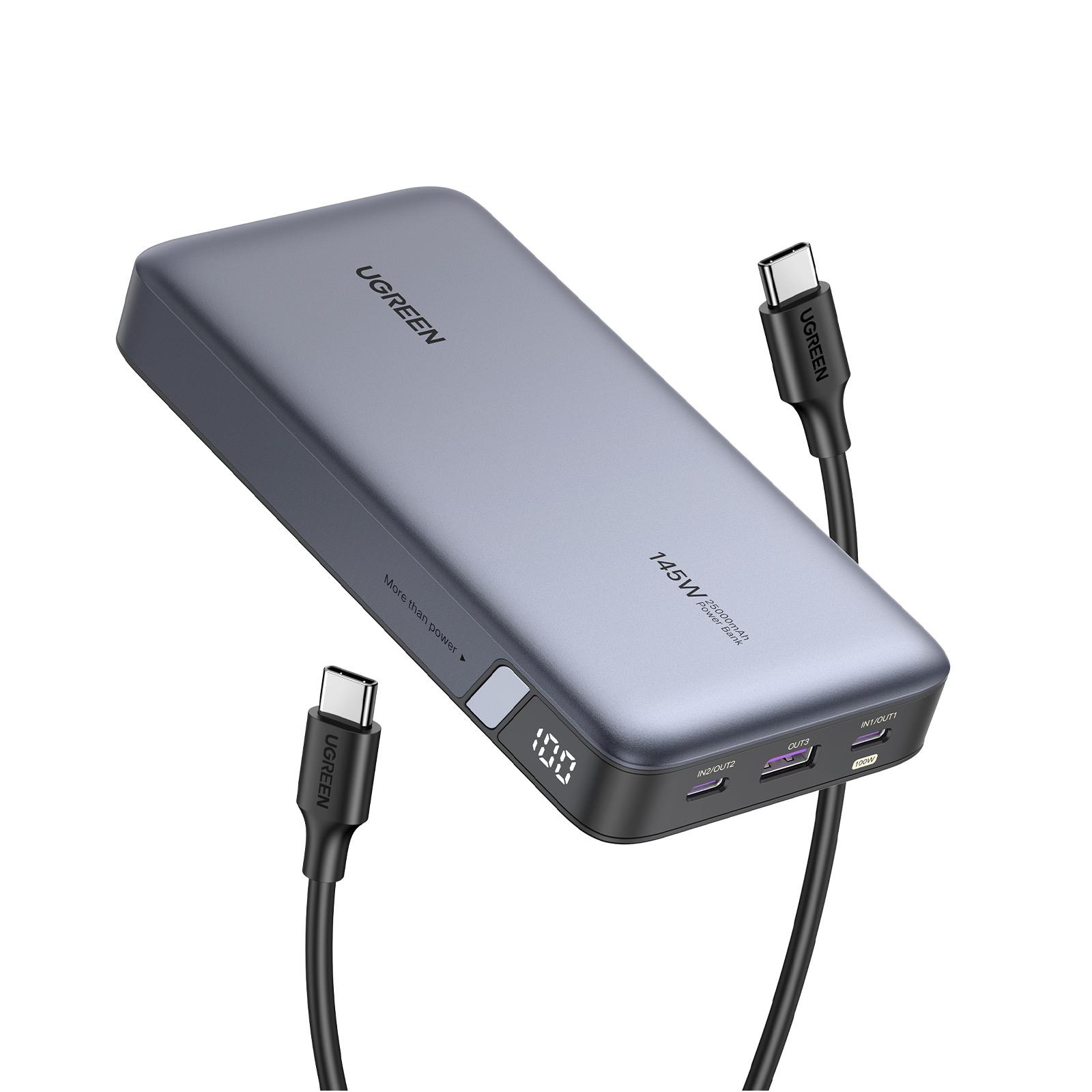 Eine graue UGREEN Powerbank mit zwei angeschlossenen USB-C-Kabeln. Sie zeigt 100 auf dem Display und hat schwarze Akzente.