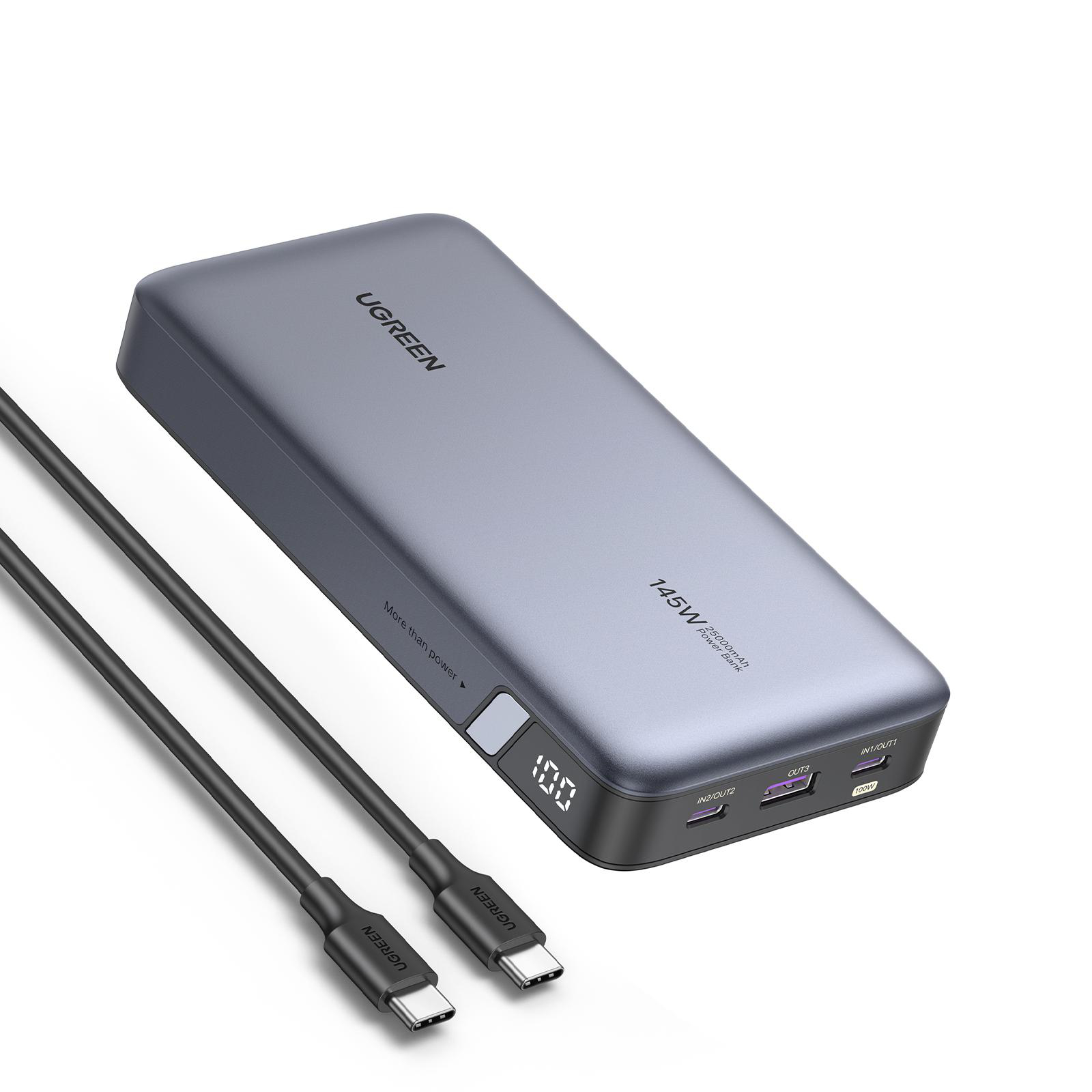 Eine graue UGREEN Powerbank mit schwarzem Ladekabel. Das Gerät hat ein digitales Display.