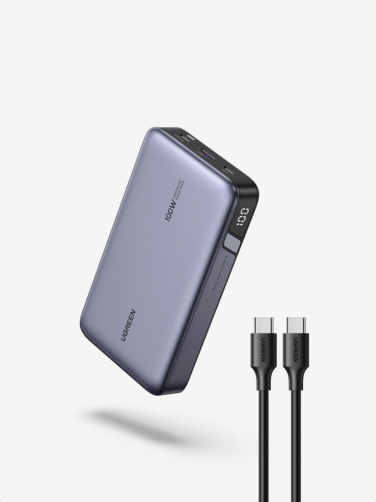 Eine graue UGREEN Powerbank mit Display und zwei Ladekabeln.