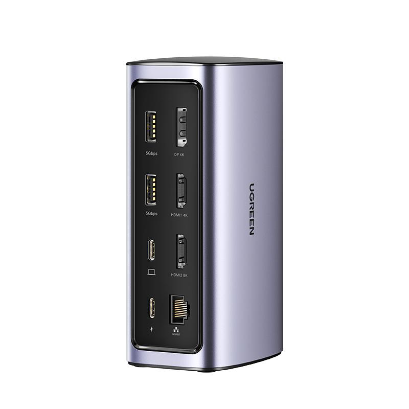 Ein silberner UGREEN Multi-Port-Adapter mit verschiedenen Anschlüssen.