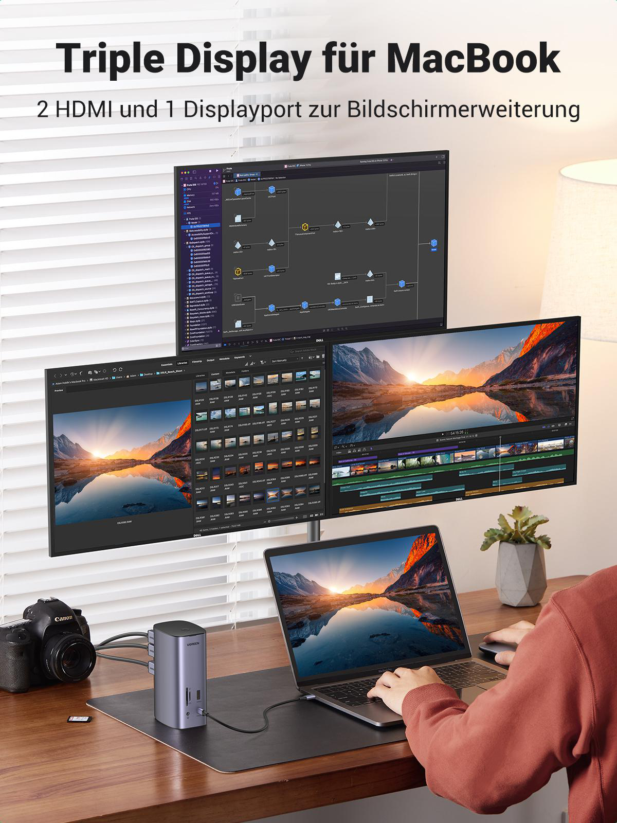 Ein Laptop ist an drei Monitore angeschlossen. Ein Hub befindet sich auf dem Schreibtisch. Eine Kamera steht auf dem Schreibtisch.
