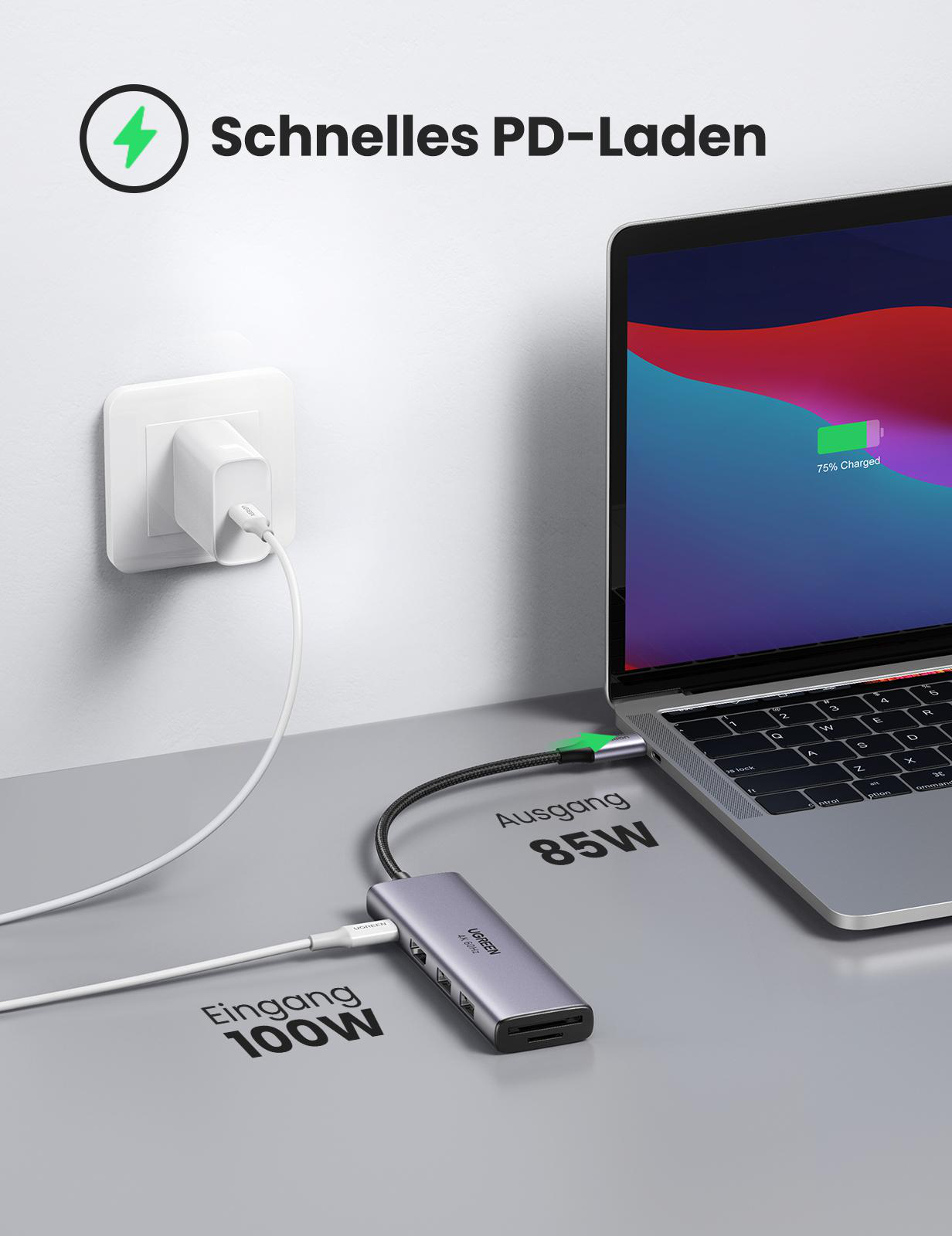 USB-C-Hub mit mehreren Anschlüssen, der an einen Laptop angeschlossen ist, der über eine Steckdose geladen wird.