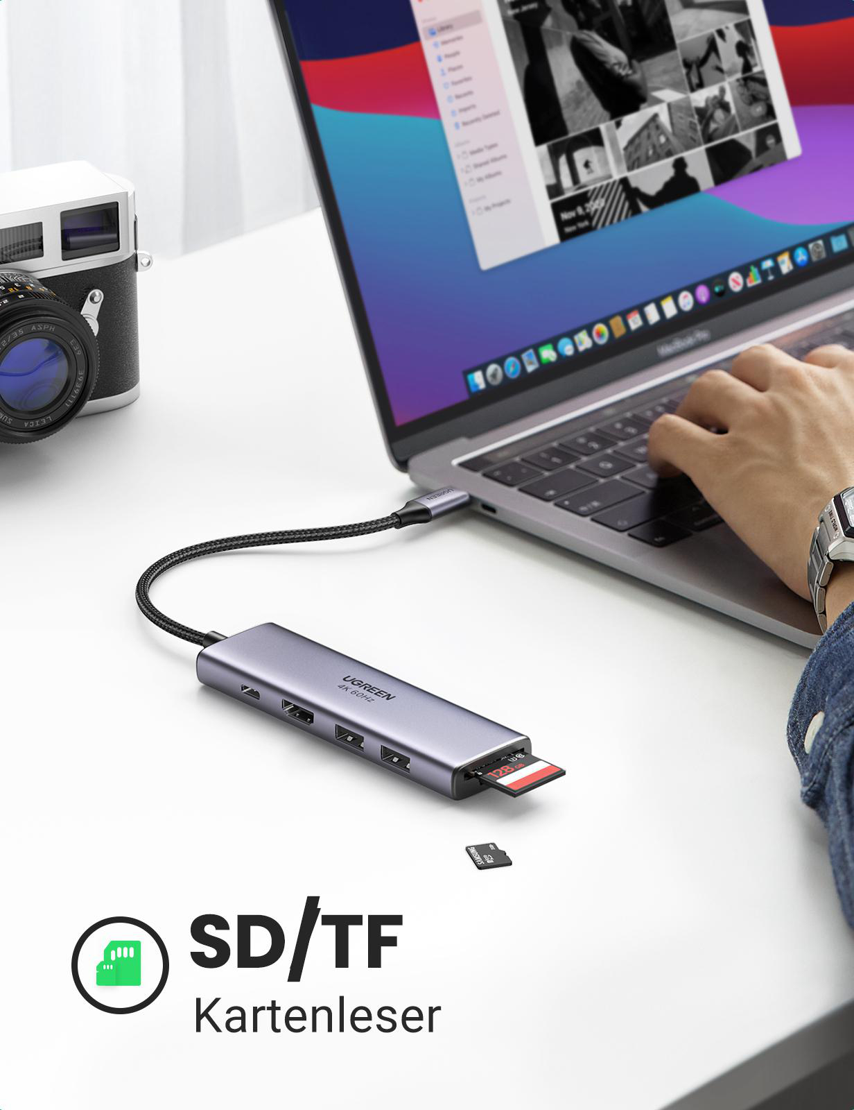 Ein Laptop mit angeschlossenem UGREEN-Hub, in den eine SD-Karte eingesetzt ist.