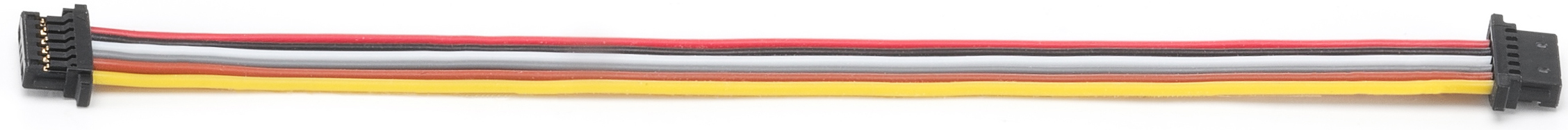 Câble plat avec fils colorés: rouge, blanc, gris, jaune. Connecteurs noirs aux extrémités.