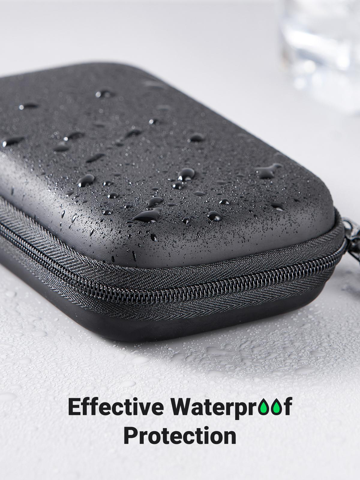 Ein schwarzes, wasserdichtes Etui mit Wassertropfen und dem Text „Effektiver wasserdichter Schutz“.