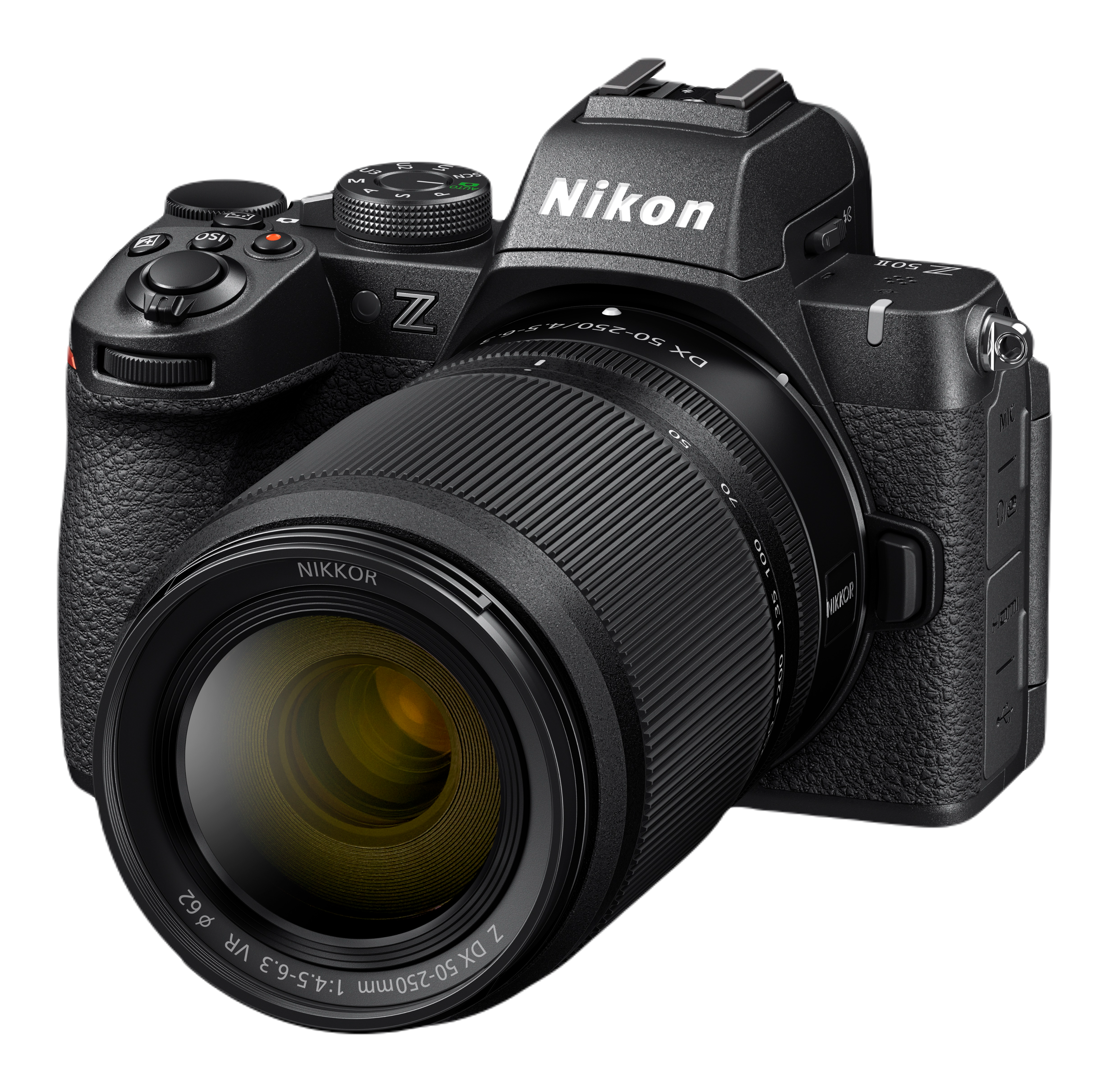 Siyah Nikon kamera, lensli, açılı görünüm, beyaz arka plan üzerinde.