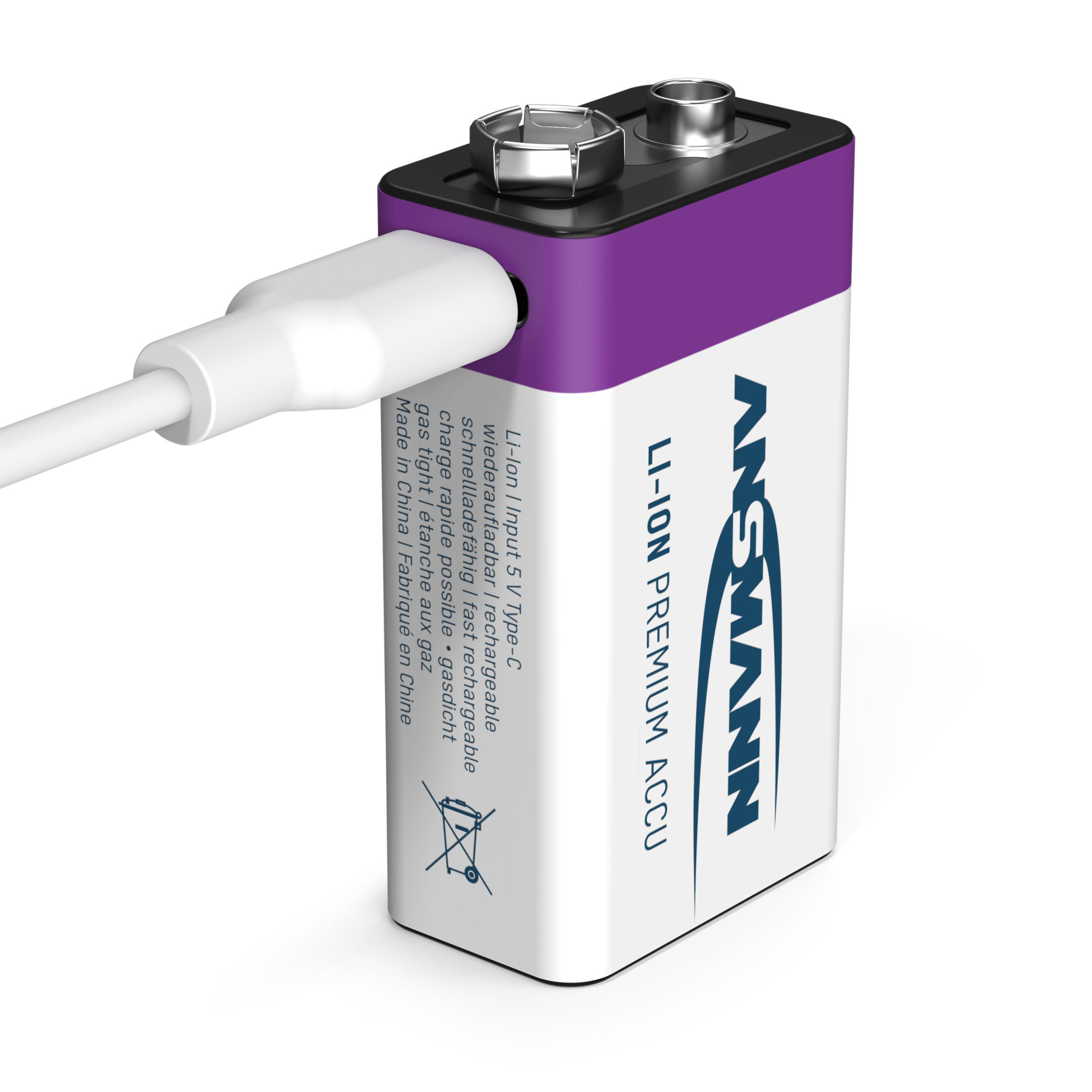 Ein 9V-Li-Ionen-Akku mit weißem Ladekabel. Der Akku ist mit der Marke ANSMANN beschriftet.