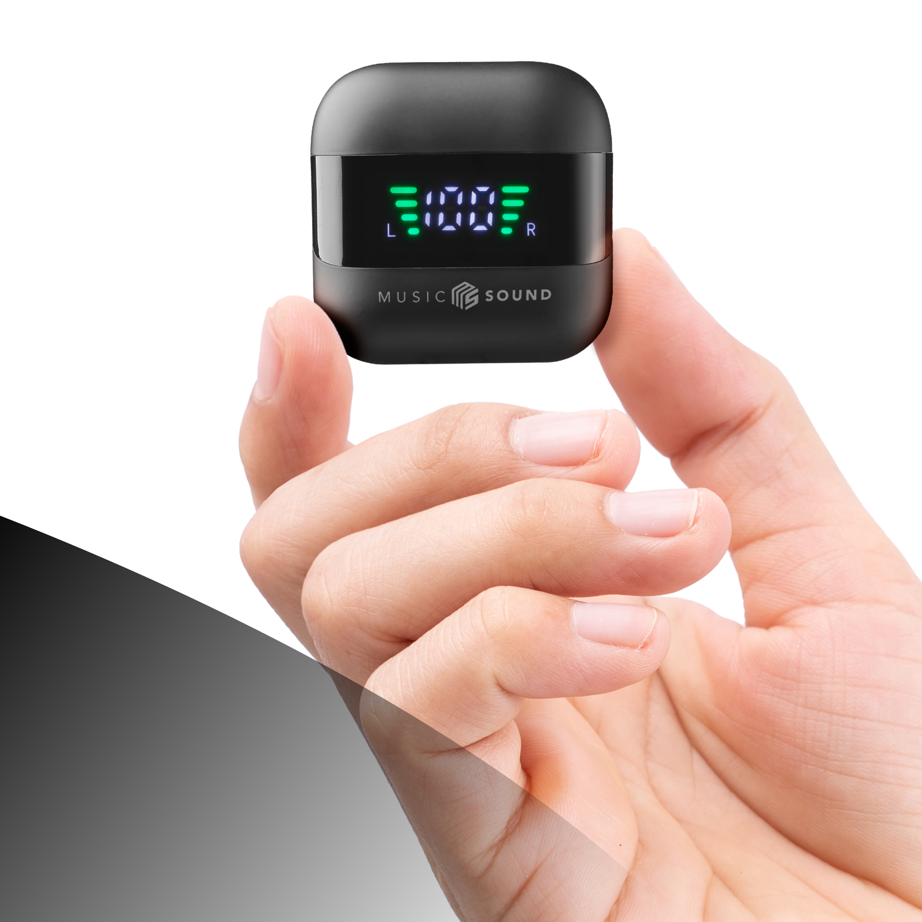 Mano che tiene un dispositivo audio nero con display.