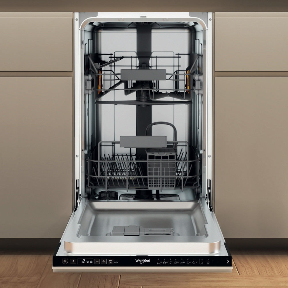 Nyitott mosogatógép, belső látható, polcokkal és Whirlpool logóval.