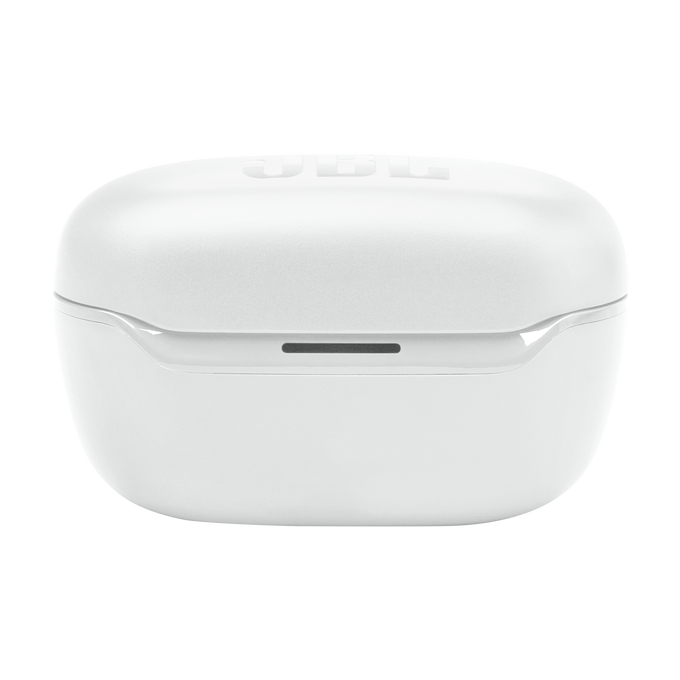 Auriculares JBL blancos, uno fuera del estuche de carga abierto, con logo JBL.