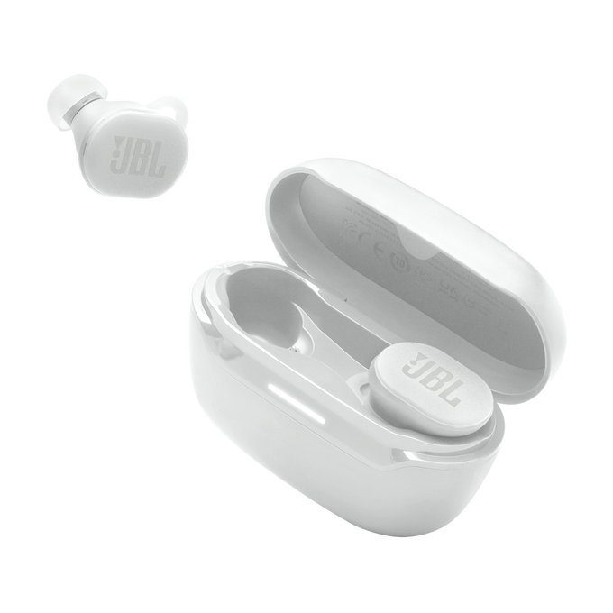 Auriculares JBL blancos, con el estuche de carga, sobre fondo negro.