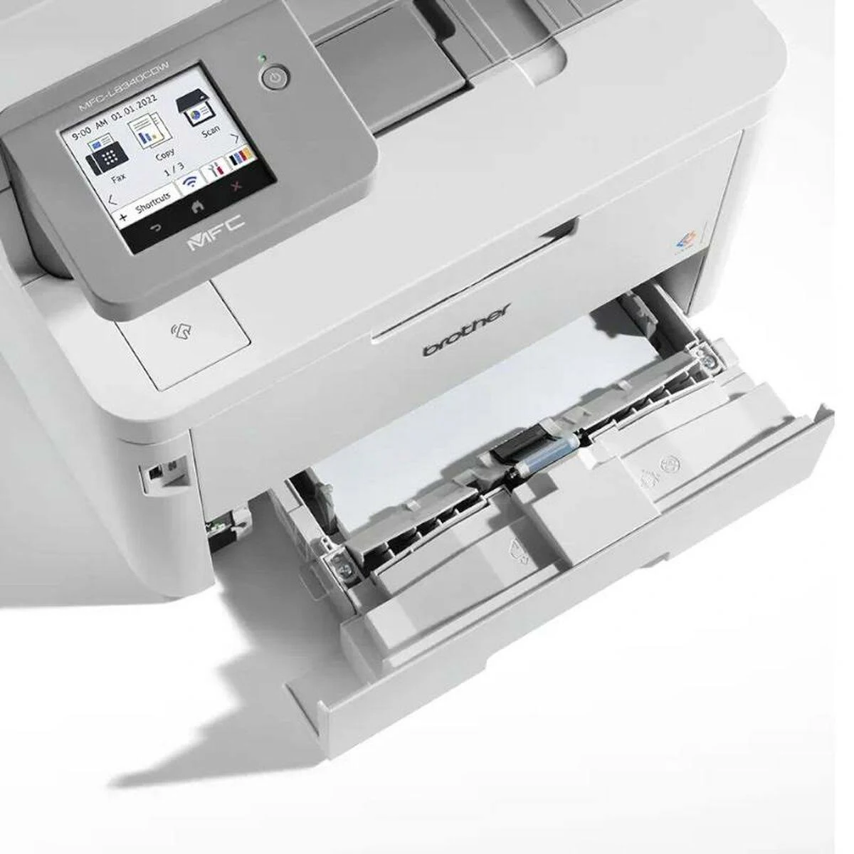 Una impresora Brother blanca con la bandeja de papel abierta. La pantalla muestra la hora y la configuración. Visible la marca.