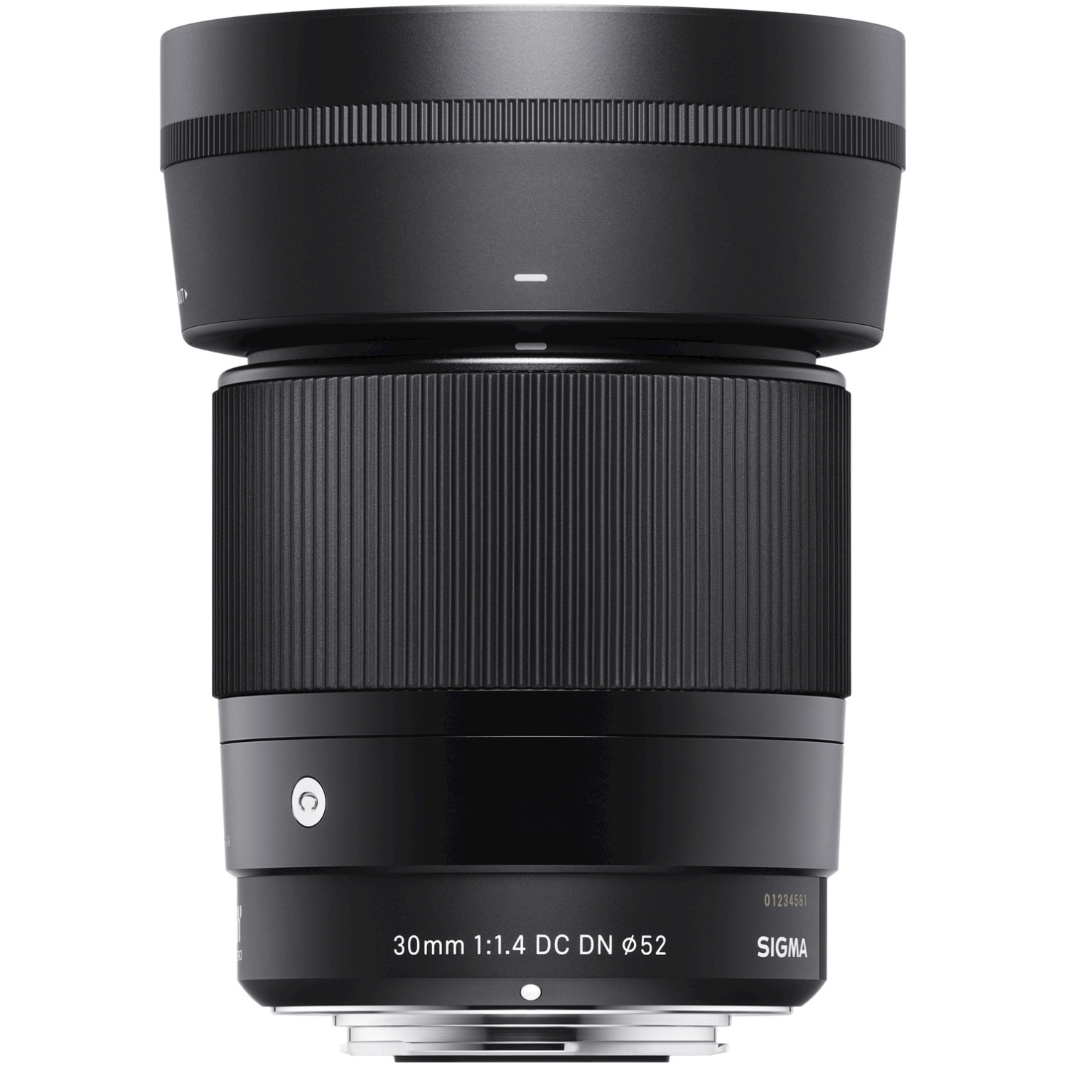 Obiettivo fotocamera nero con paraluce, testo sull'obiettivo, sfondo bianco.