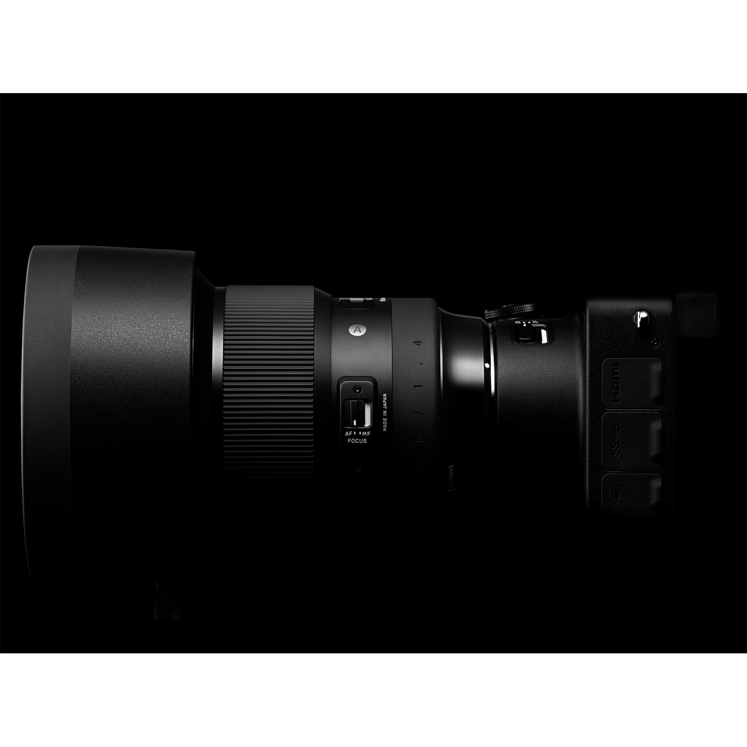 Obiettivo nero con paraluce su sfondo bianco. Ha 20mm 1:1.4 DG e un logo Sigma.