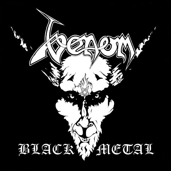 Schwarz-weißes Venom-Logo mit gehörntem Dämonengesicht auf schwarzem Hintergrund. Der Text lautet "Black Metal".