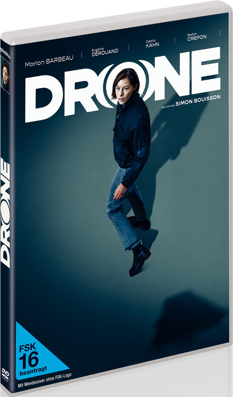 DVD-Hülle mit einer Frau auf dem Cover. Sie geht und trägt eine dunkle Jacke und Jeans.