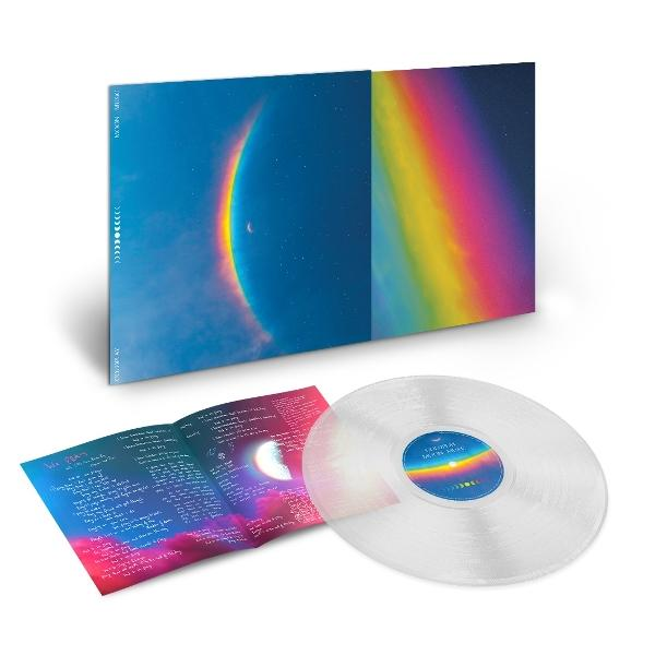 Albumcover mit Regenbogen und Mond, Vinyl-Schallplatte im Vordergrund.