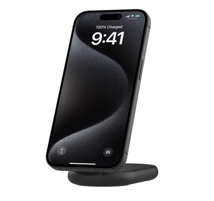 Siyah bir stand üzerinde siyah telefon, 9:41 ve %100 şarj gösteriyor.