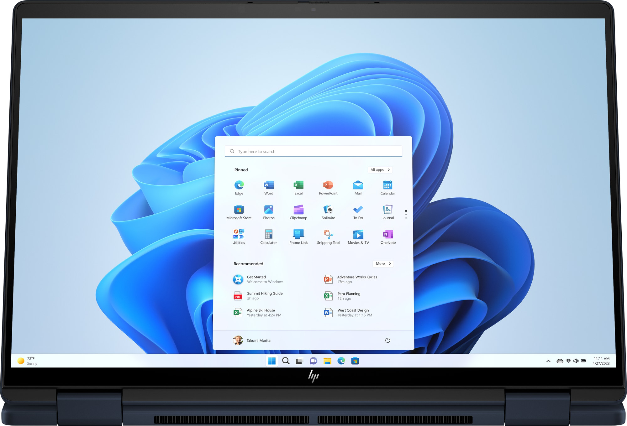 Laptop, Windows 11, a Start menüvel. A laptop egy asztalon van.