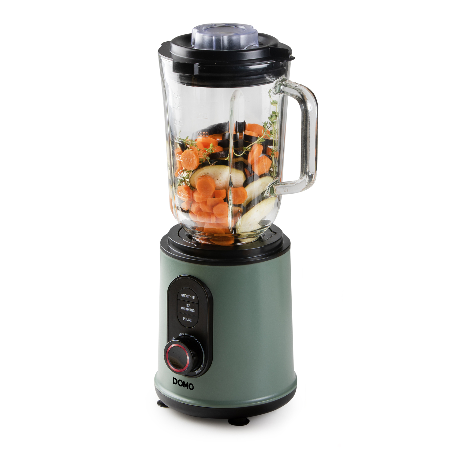 Mixeur avec légumes. Base verte, bocal en verre, rempli de carottes et autres ingrédients.