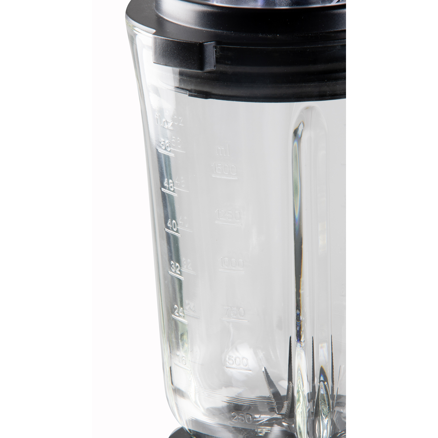 Un pot de blender en verre transparent avec des mesures, lame en bas, sur fond blanc.