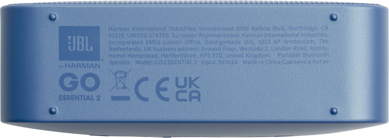 Unterseite eines blauen Lautsprechers mit Details. JBL-Logo, Modellinfo und Zertifizierungen.