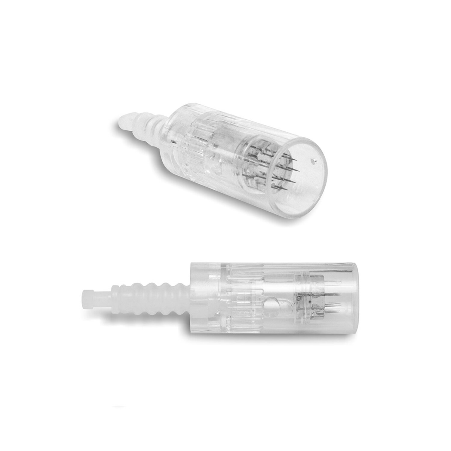 Twee doorzichtige microneedle-cartridges, de bovenste schuin, op witte achtergrond.