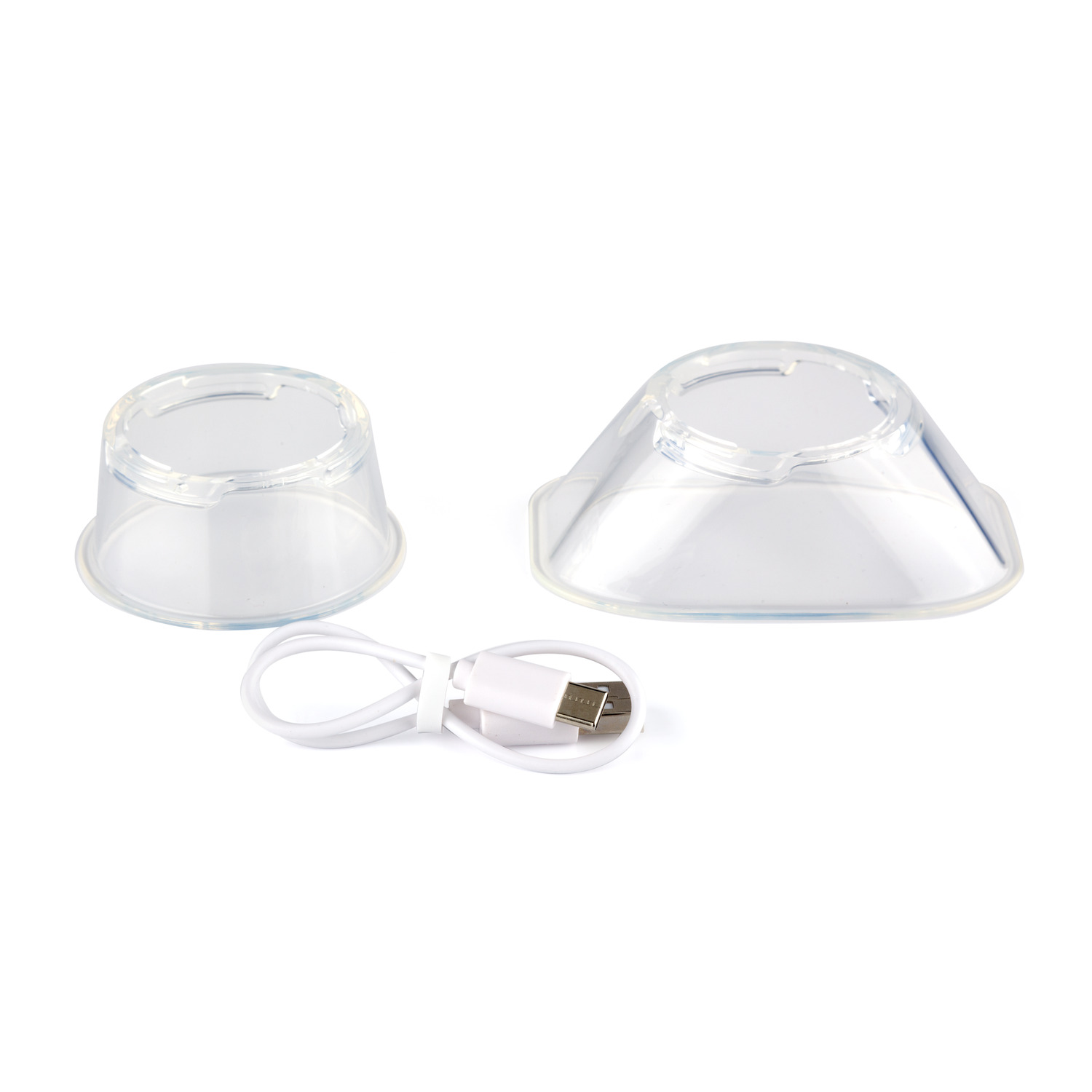 Twee doorzichtige plastic bekers en een witte USB-kabel met USB-C-connector.