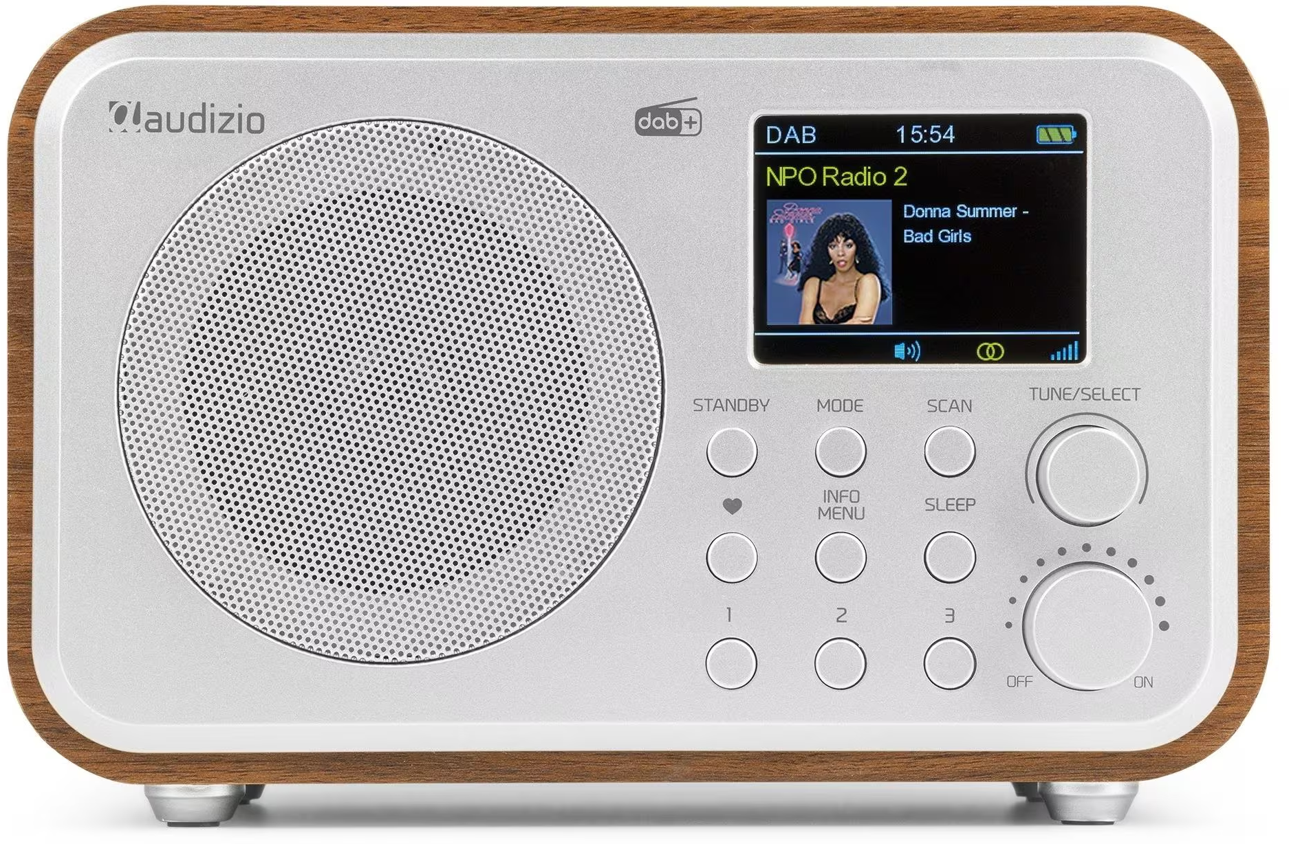 Une radio numérique argentée et couleur bois avec un écran affichant l'heure et les informations radio.