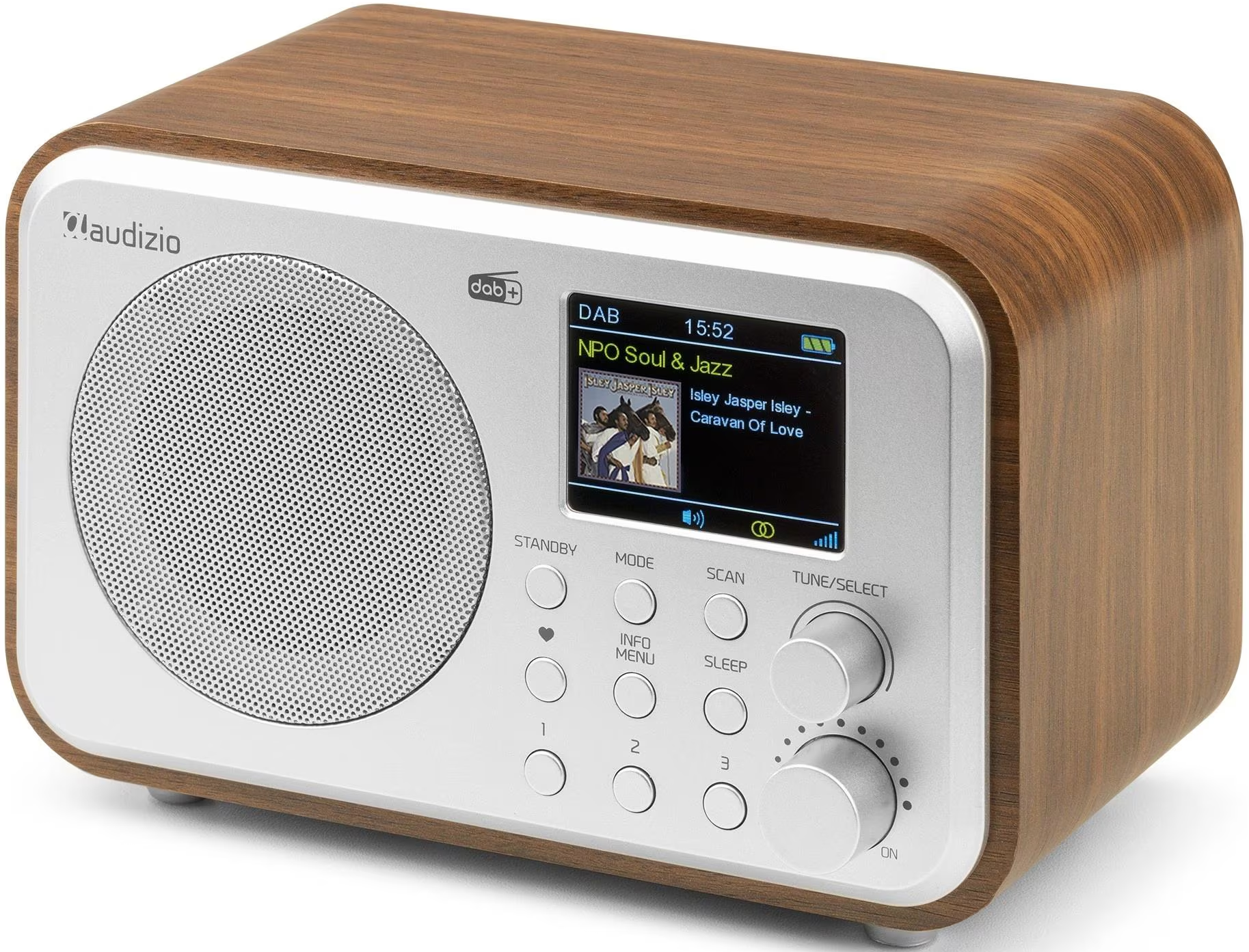 Une radio en bois avec un écran affichant des infos sur les chansons. Détails et boutons argentés.