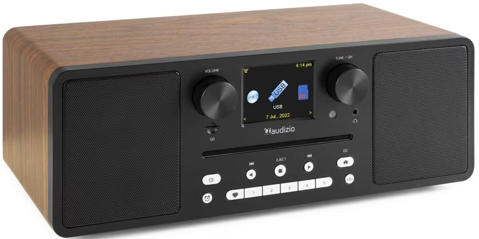 Una radio in legno con schermo che mostra info USB, pulsanti e manopole. Pannello frontale nero.