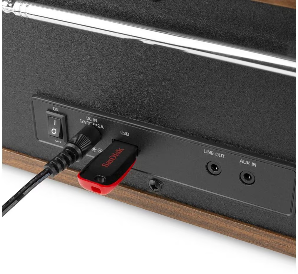 Retro di una radio con chiavetta USB inserita. Porte di alimentazione e ingresso visibili.