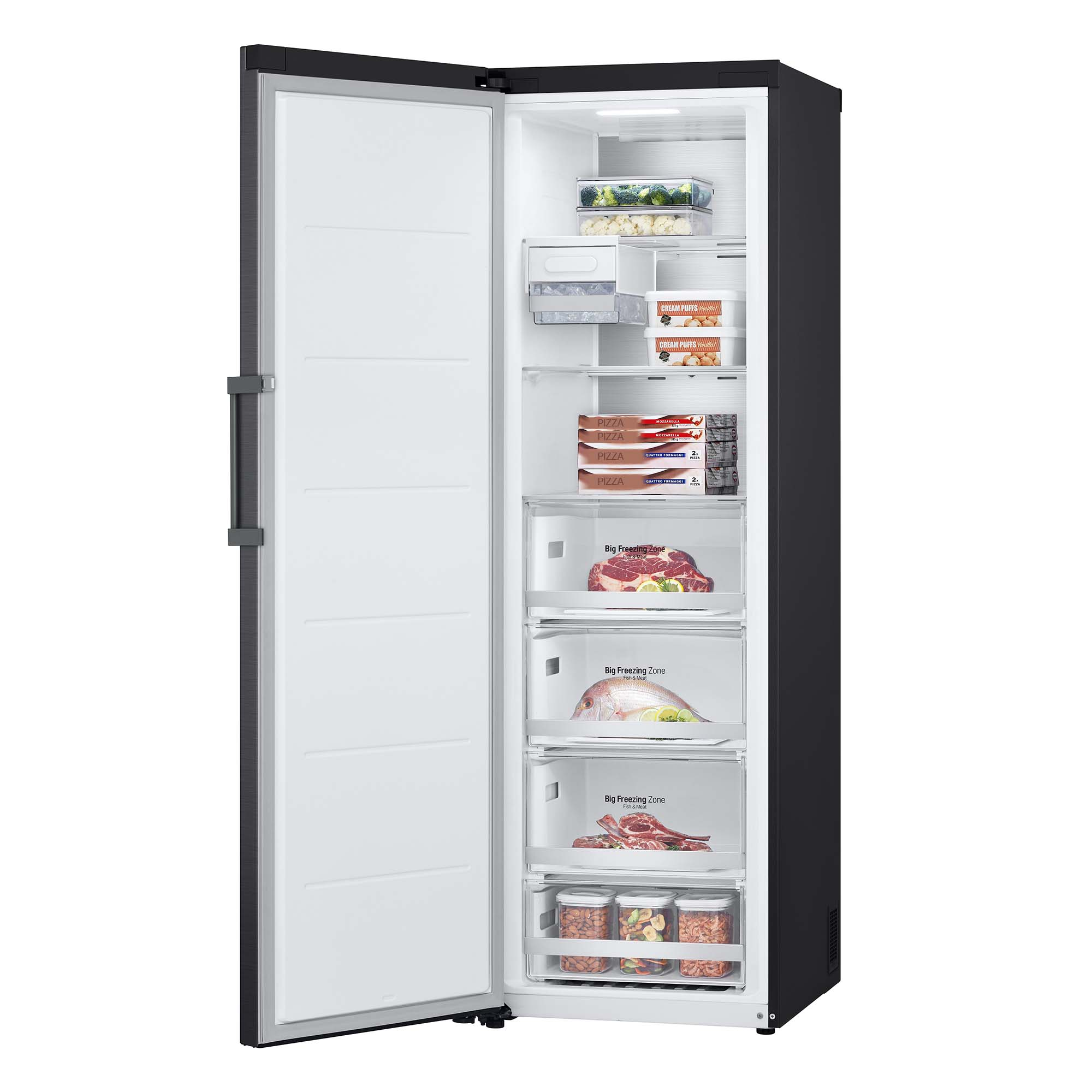 Un refrigerador negro con la puerta abierta, mostrando estantes con alimentos.
