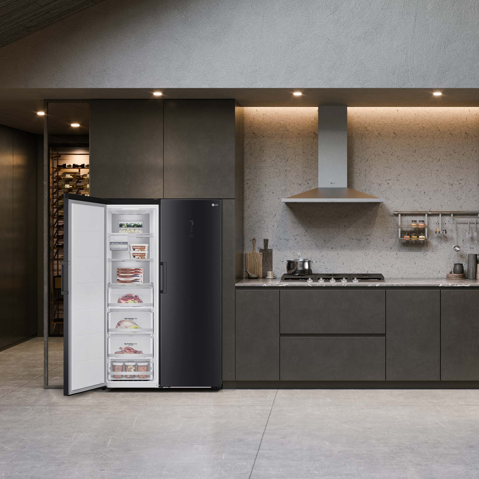 Refrigerador LG negro en una cocina moderna con puerta abierta mostrando alimentos.