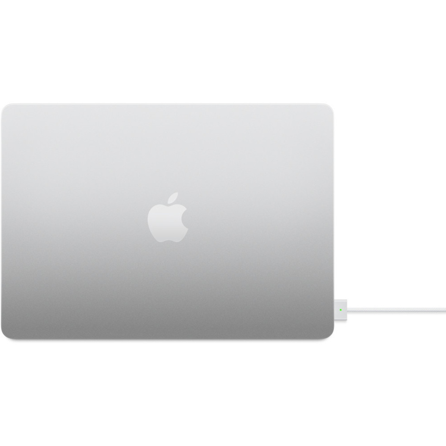 Ordinateur portable argenté, logo Apple. Câble de charge blanc branché, lumière verte.