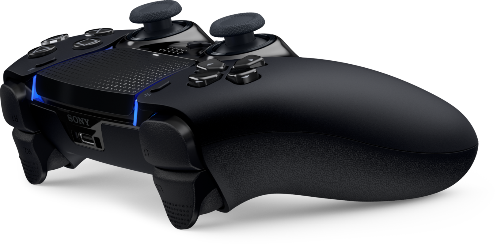 Fekete PlayStation vezérlő, joystickokat, gombokat és USB-portot mutat. Kék fénysáv látható.
