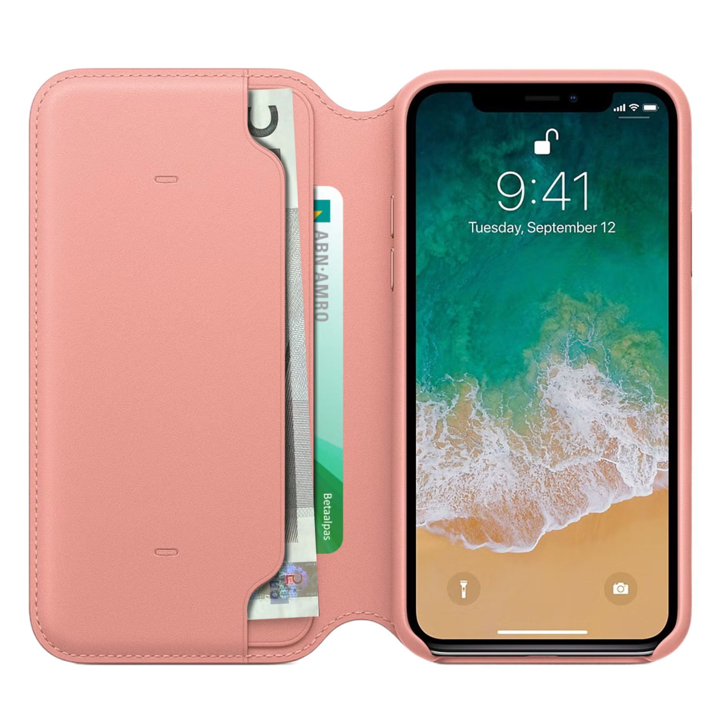 Étui de téléphone rose avec un téléphone à l'intérieur. Il y a une carte et de l'argent visible.