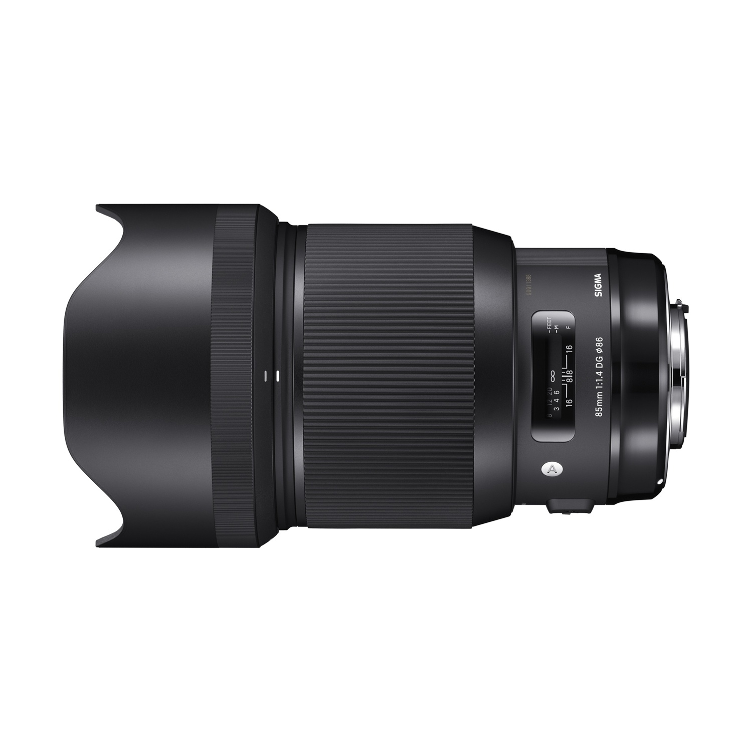 Obiettivo per fotocamera nero con paraluce, ghiere e marcature. Sfondo bianco.