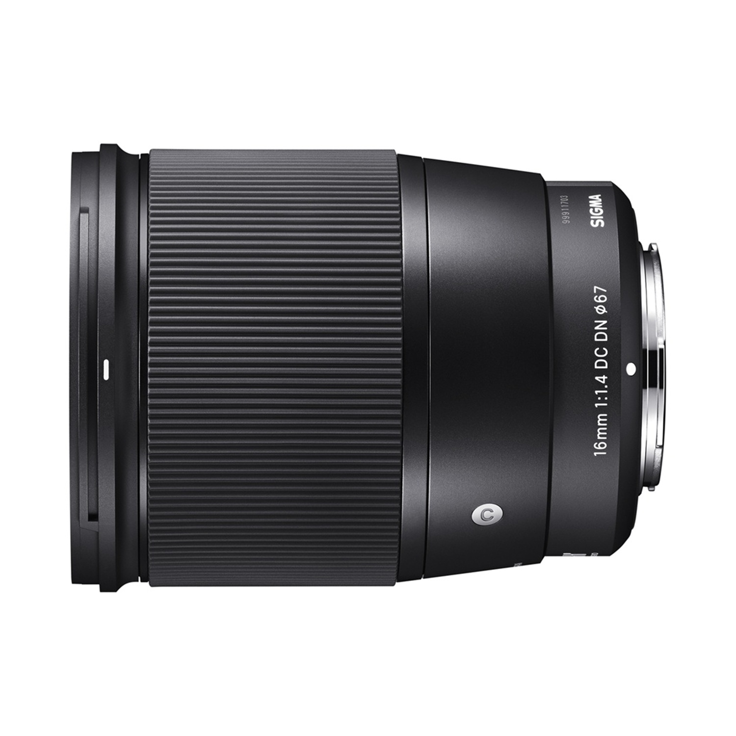 Obiettivo Sigma 16mm nero su sfondo bianco. Ghiera di messa a fuoco e marcature visibili.