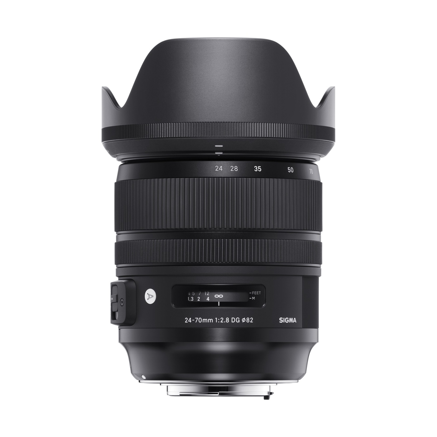 Obiettivo Sigma 24-70mm nero su sfondo bianco. Paraluce inserito. Ghiere zoom e messa a fuoco visibili.