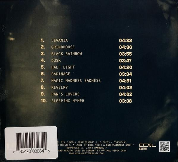 CD-Hülle hinten. Titelliste eines Musikalbums auf dunklem Hintergrund. Text ist weiß.