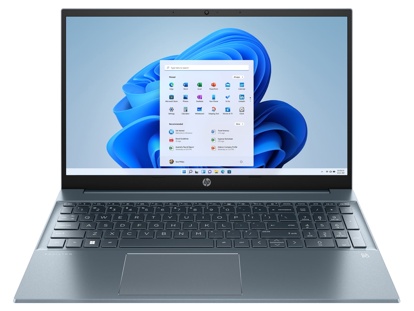 Laptop z niebiesko-szarą obudową, otwarty, pokazujący interfejs Windows 11.