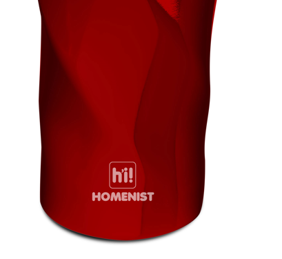 Kırmızı bir seyahat kupası, yan tarafında 'hi!' ve 'HOMENIST' baskısı var.